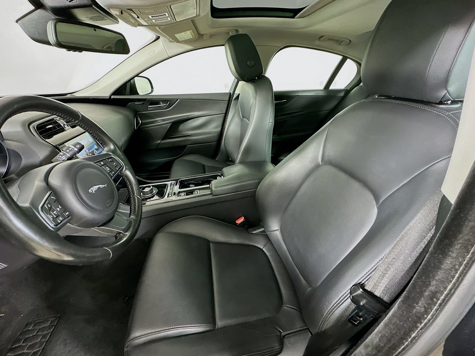 Used 2018 Jaguar XE Premium AWD/4WD image 32