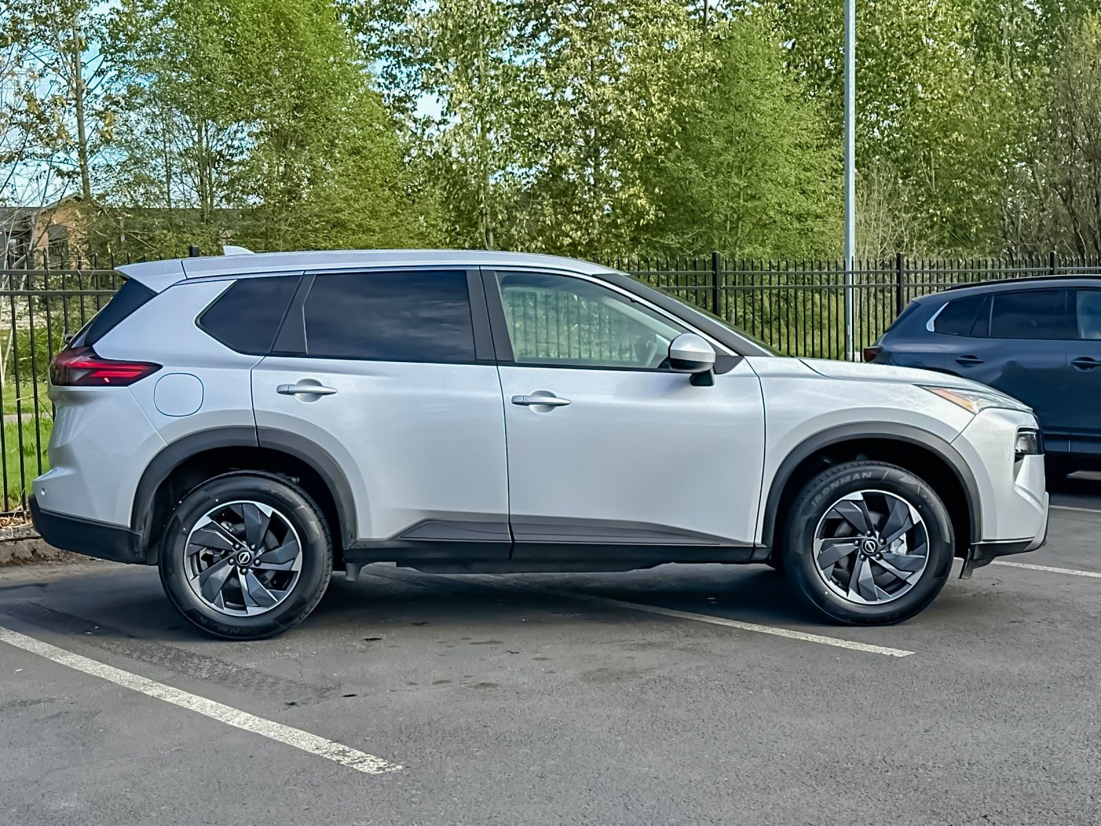 Used 2025 Nissan Rogue SV image 2