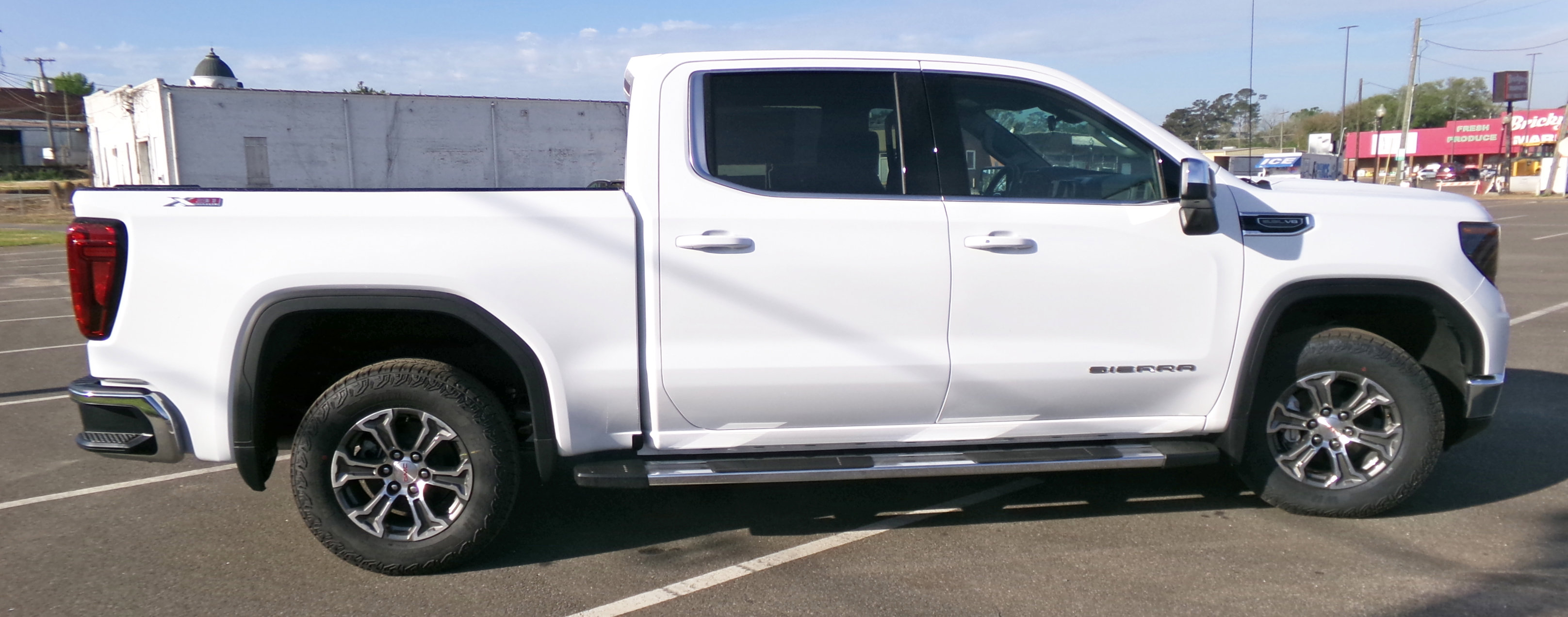 New 2026 GMC Sierra 1500 SLE image 4