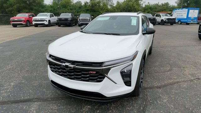 New 2026 Chevrolet Trax RS w/ Sunroof Package FWD image 5