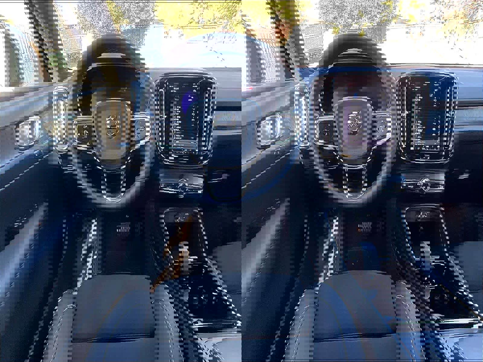 Used 2023 Volvo XC40 Recharge Plus image 8