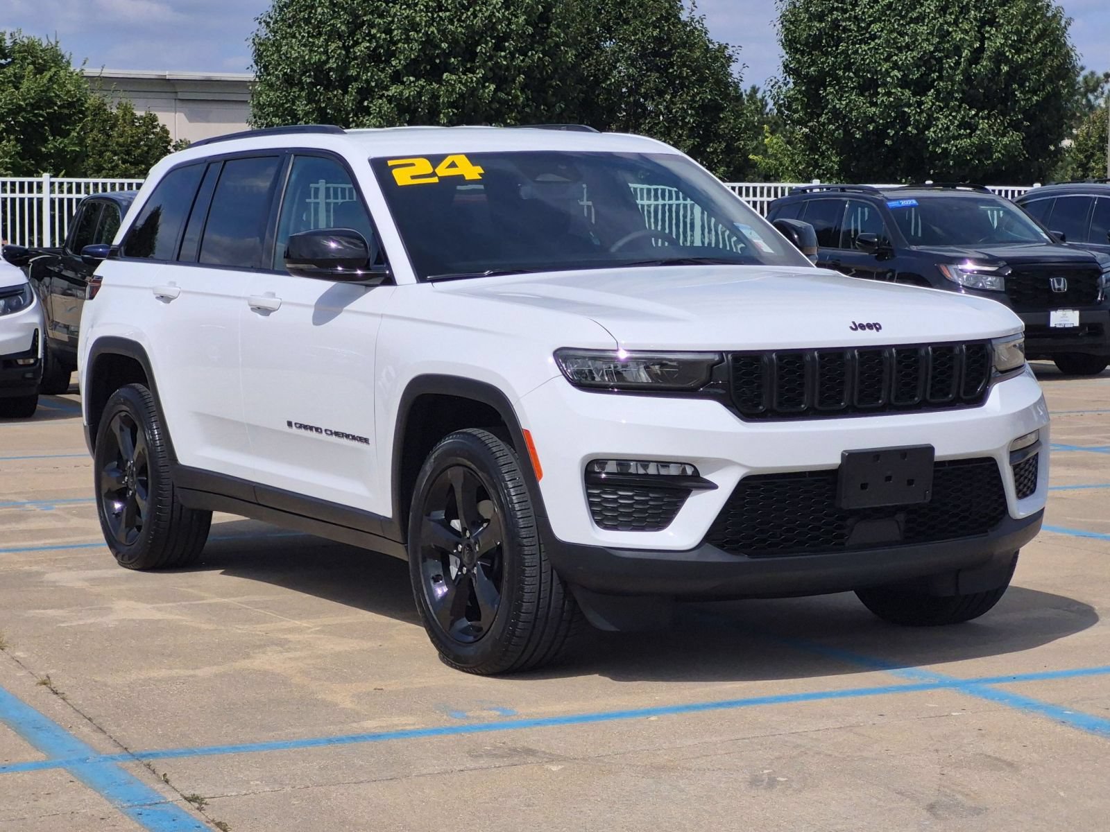 Used 2024 Jeep Grand Cherokee Limited w/ Black Appearance Package AWD/4WD image 4