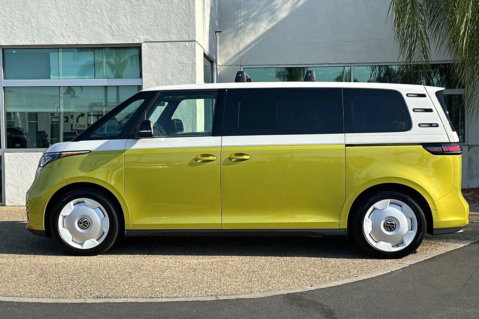 New 2025 Volkswagen ID. Buzz 1st Edition image 7