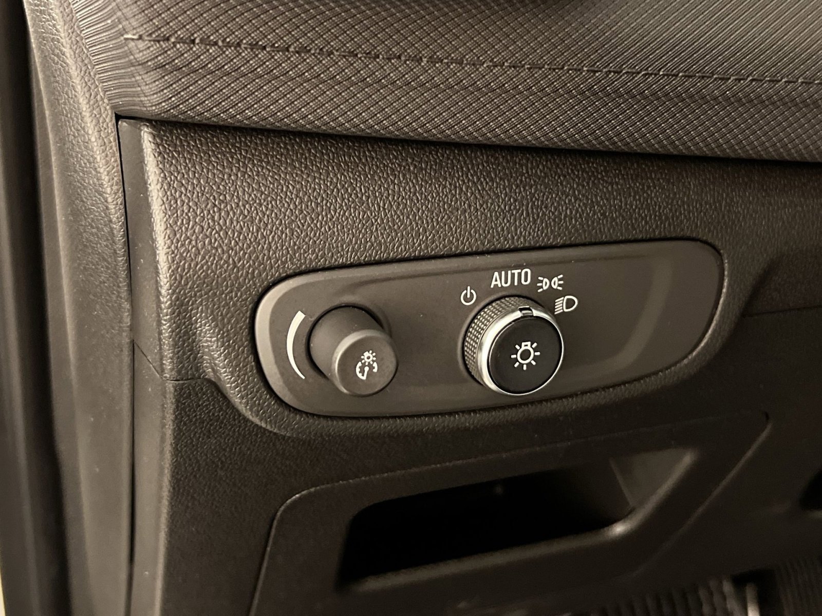 Used 2025 Chevrolet TrailBlazer LT AWD/4WD image 32