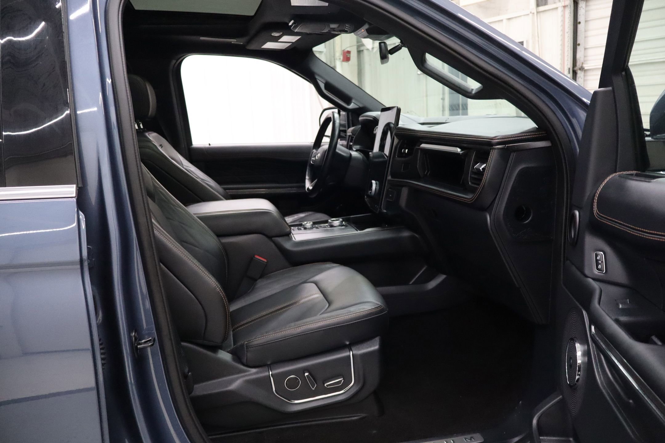 Used 2022 Ford Expedition Max Platinum AWD/4WD image 31