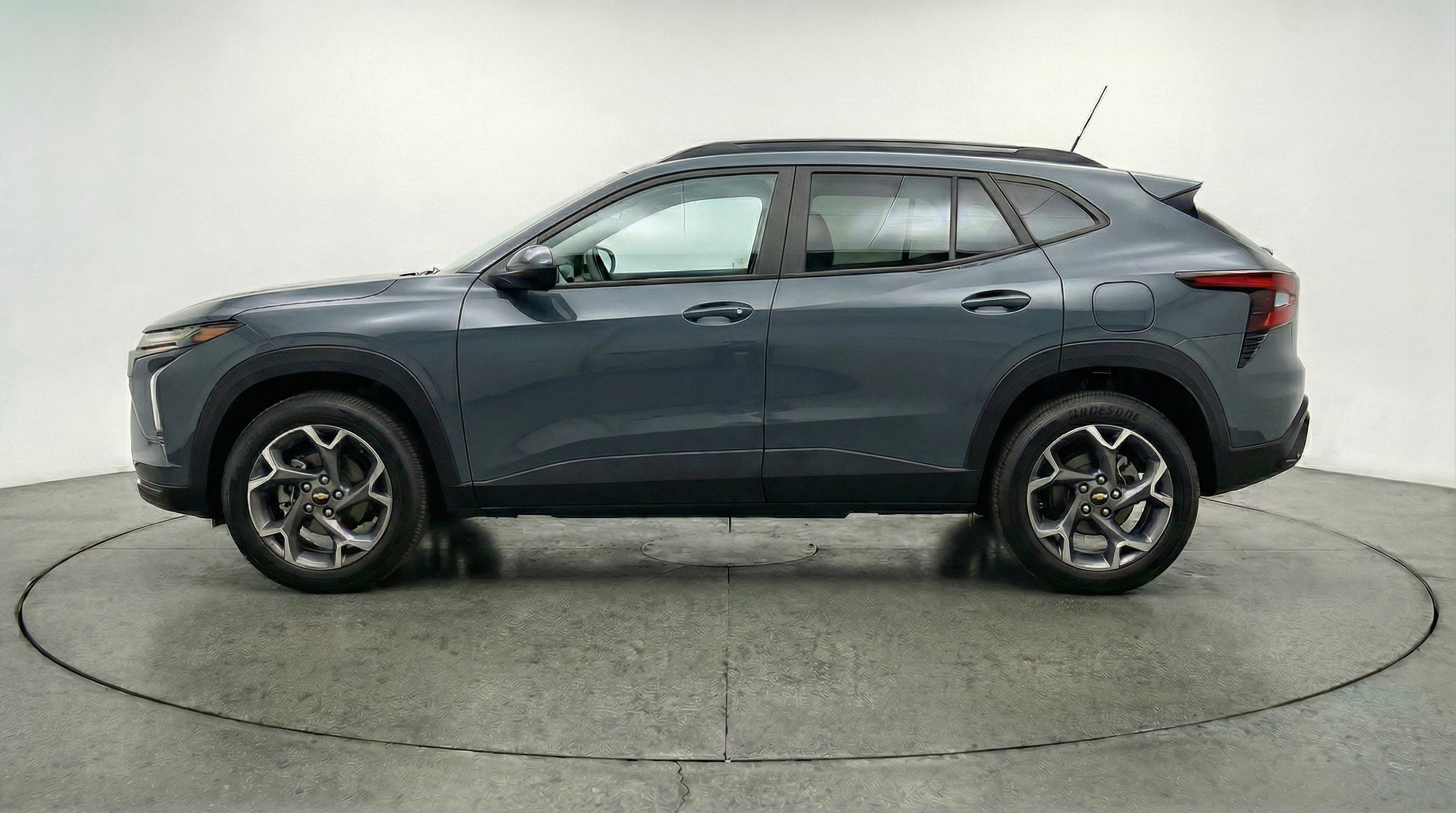 Used 2025 Chevrolet Trax LT w/ LT Convenience Package FWD image 5