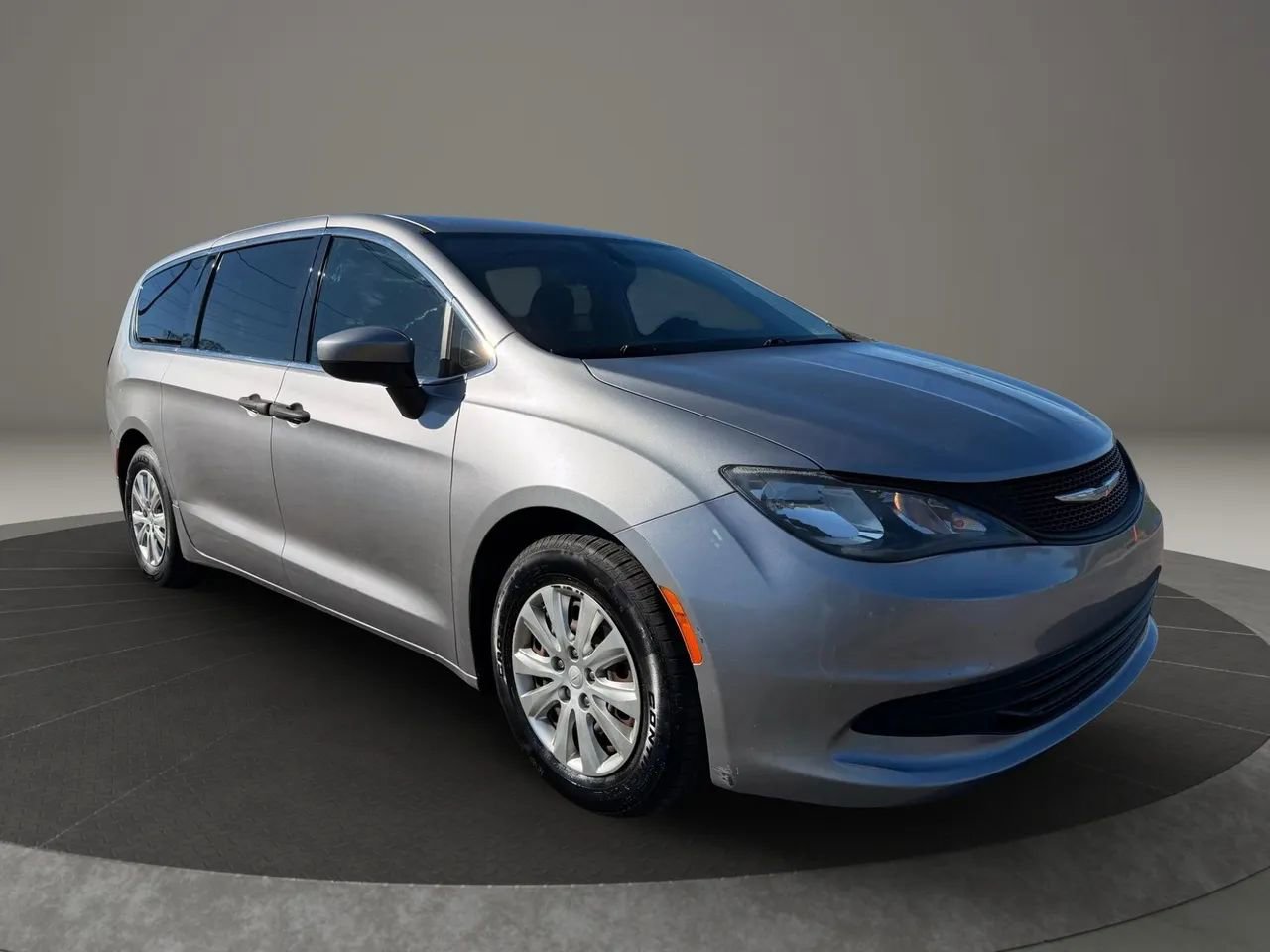Used 2018 Chrysler Pacifica L image 2