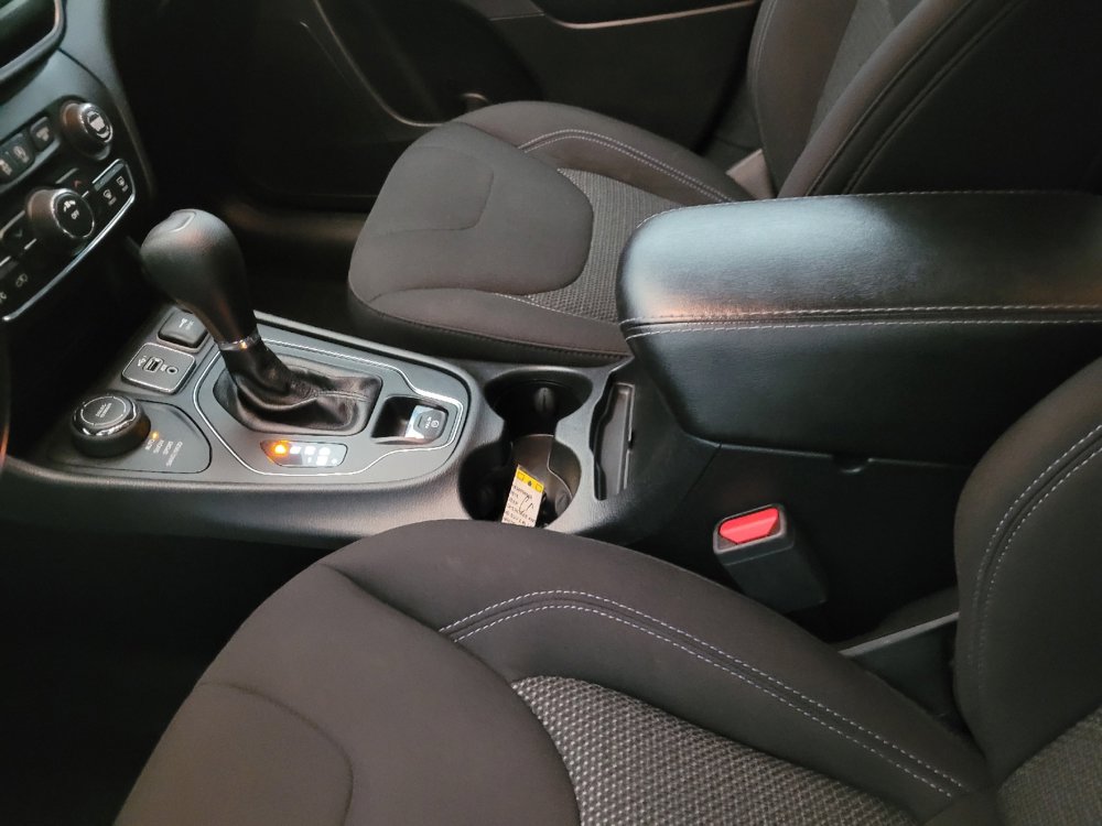 Used 2019 Jeep Cherokee Latitude w/ Cold Weather Group image 26