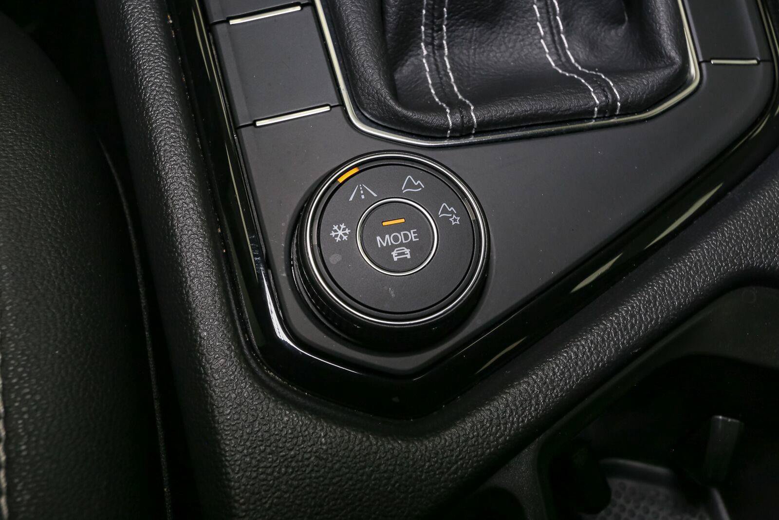 Certified 2024 Volkswagen Taos SEL AWD/4WD image 39