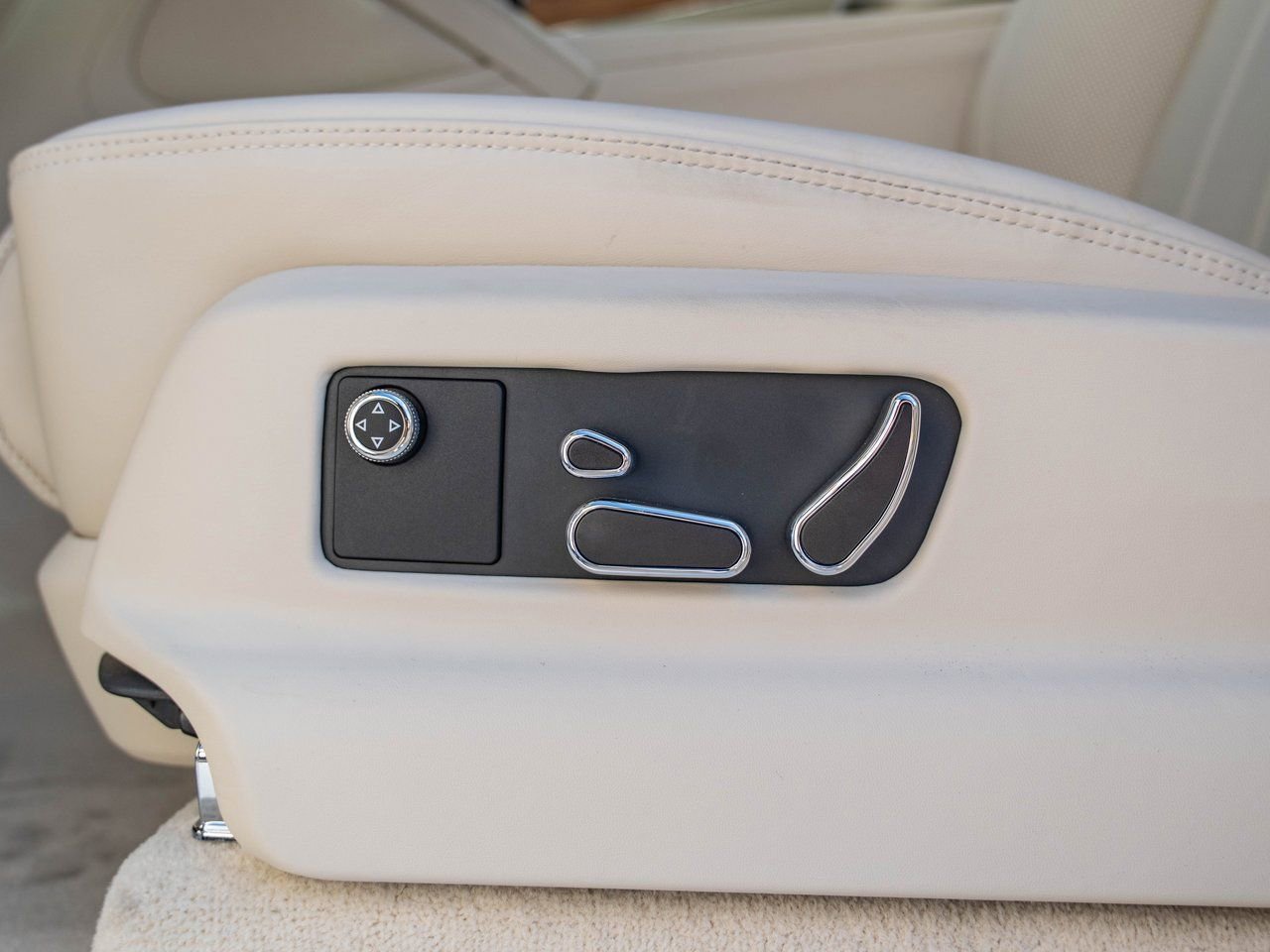 Used 2025 Bentley Bentayga Plug-In Hybrid image 17