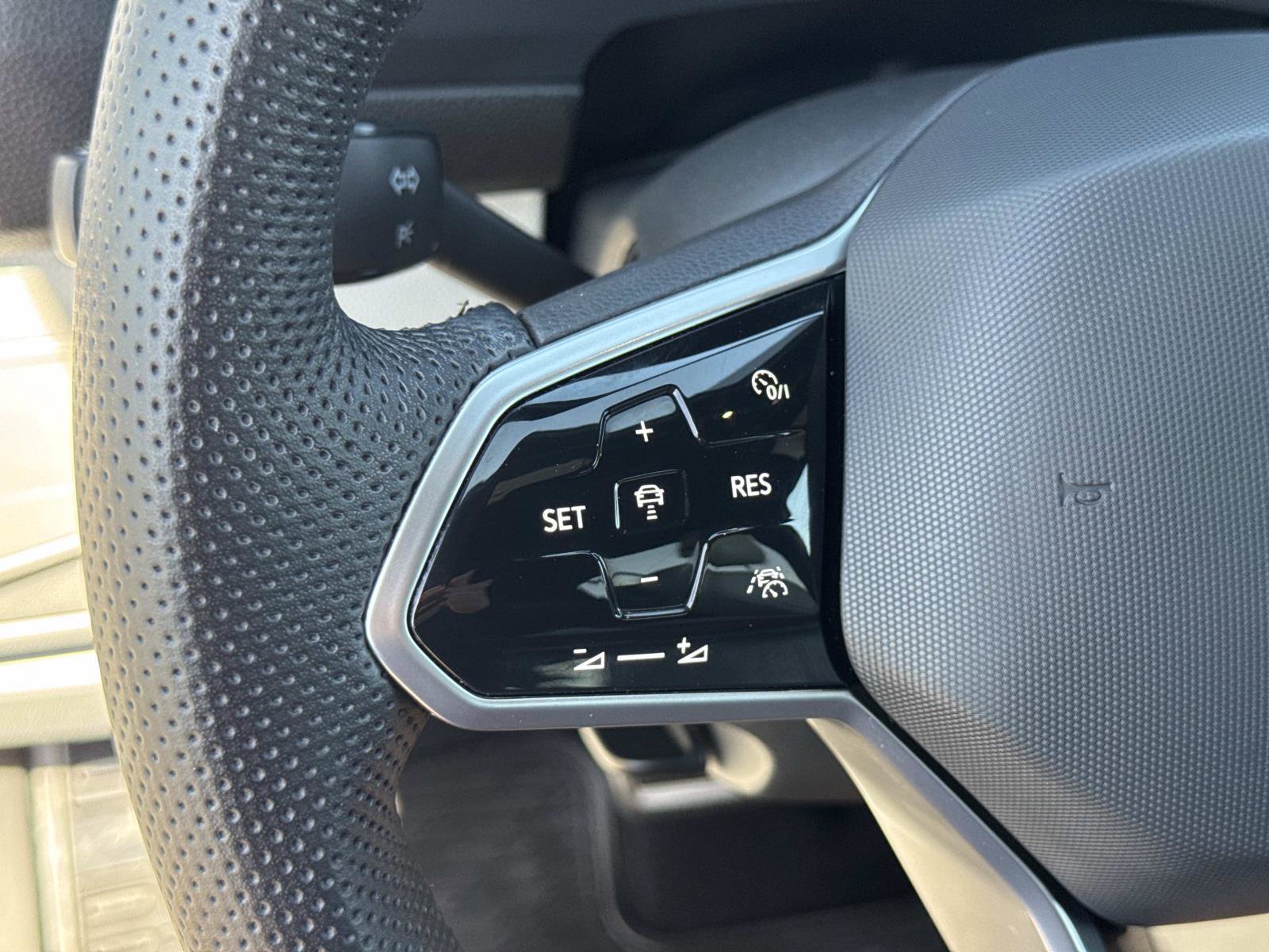 Used 2022 Volkswagen Tiguan SE R-Line image 11