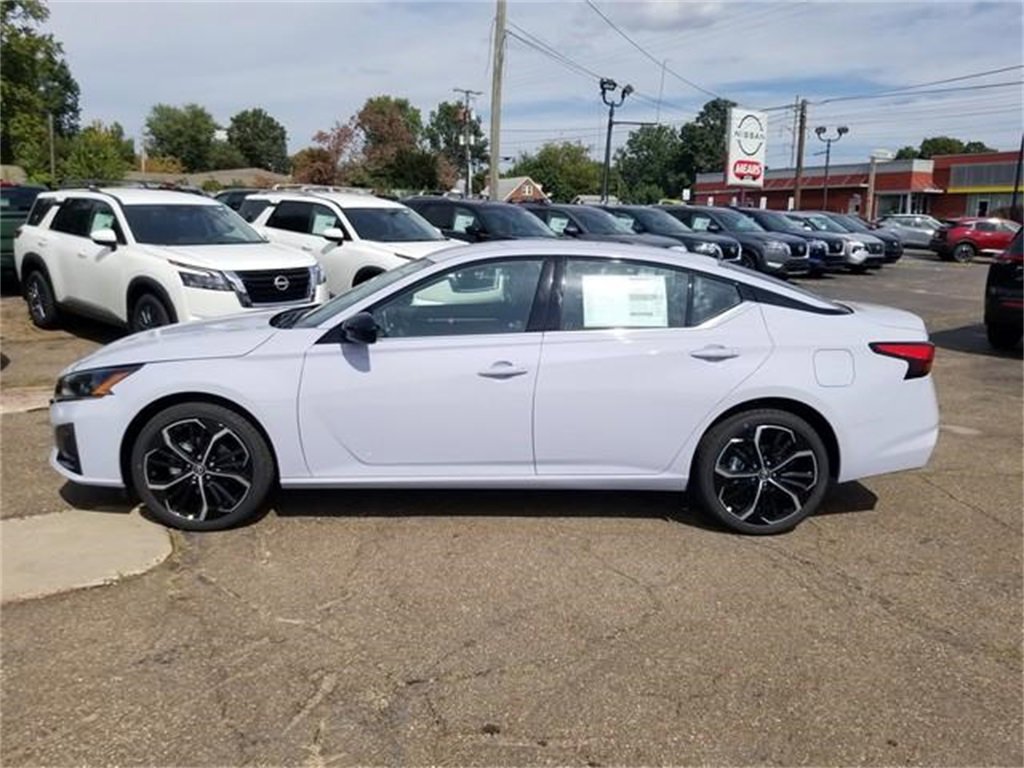 New 2025 Nissan Altima 2.5 SR image 3