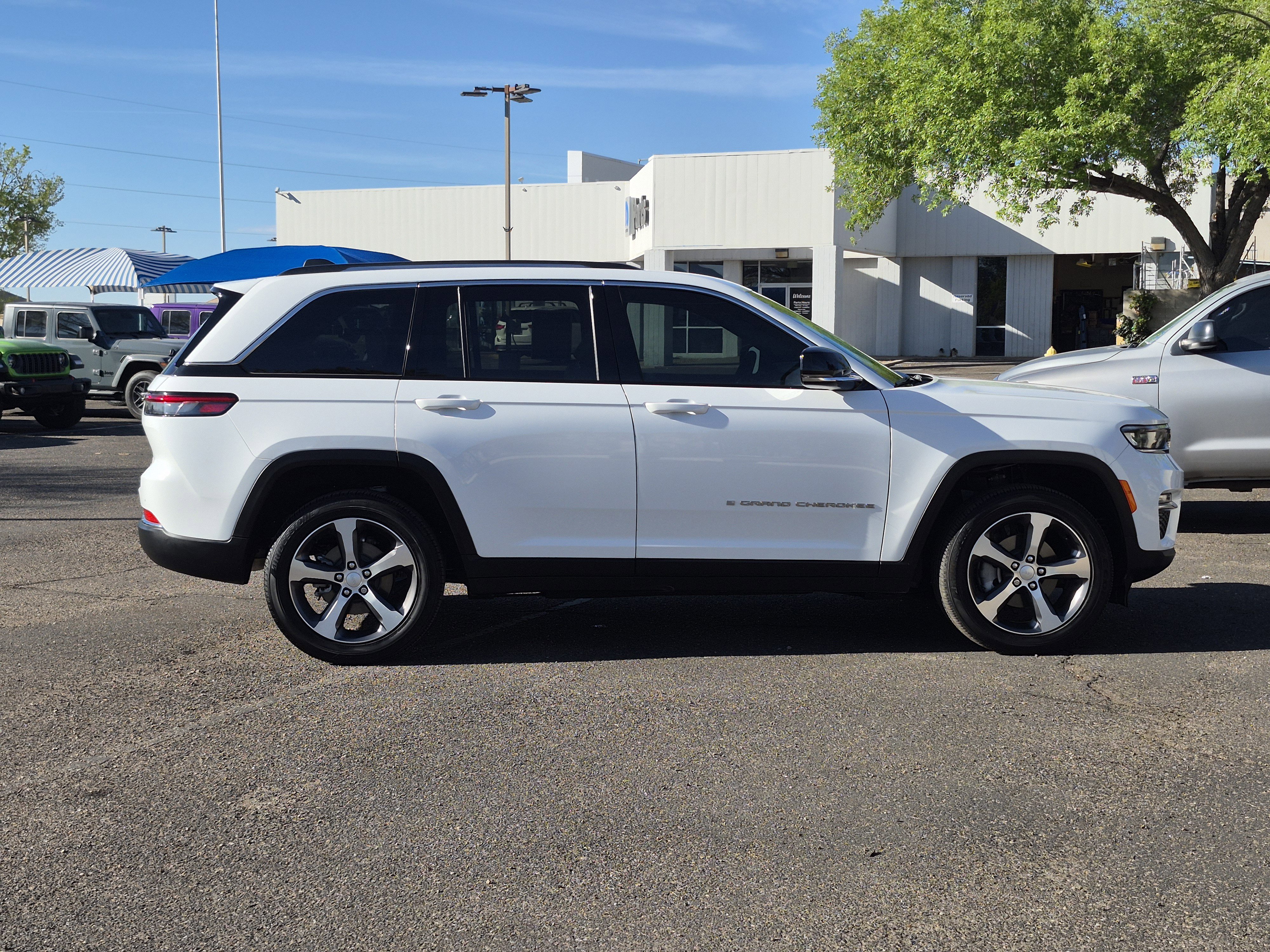 Certified 2023 Jeep Grand Cherokee Limited w/ Trailer Tow Prep Group (B) AWD/4WD image 8