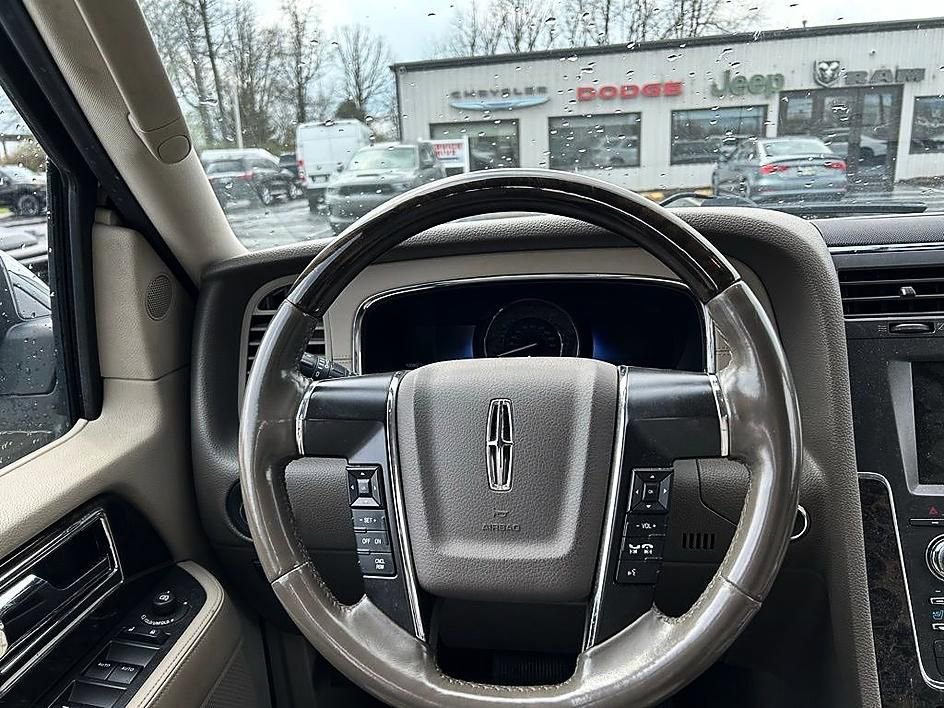 Used 2015 Lincoln Navigator L 4WD image 9
