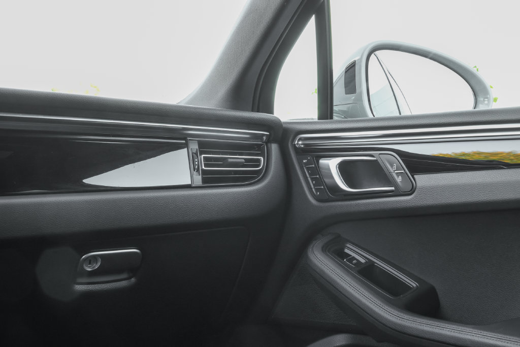 Certified 2023 Porsche Macan Turbo AWD/4WD image 42