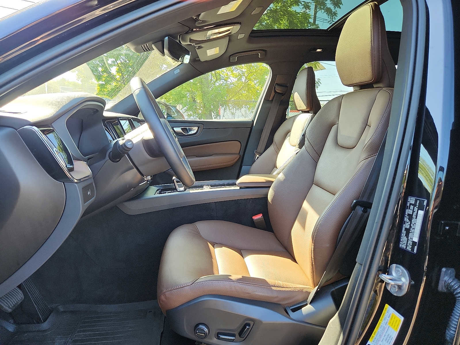 Used 2023 Volvo XC60 B5 Plus w/ Climate Package AWD/4WD image 13