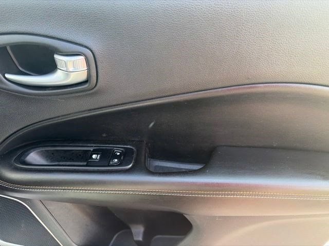 Used 2020 Jeep Compass Latitude w/ Cold Weather Group AWD/4WD image 41