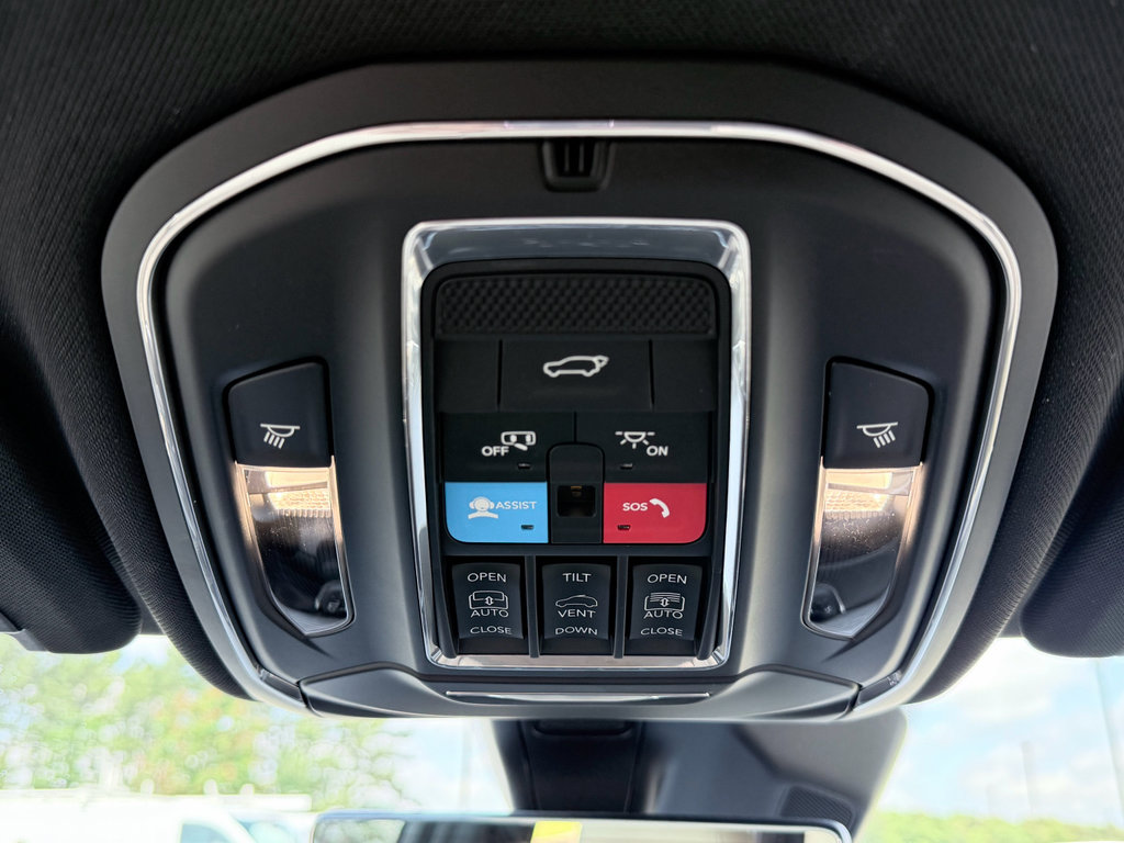 Used 2025 Jeep Grand Cherokee Limited w/ Luxury Tech Group II RWD image 18