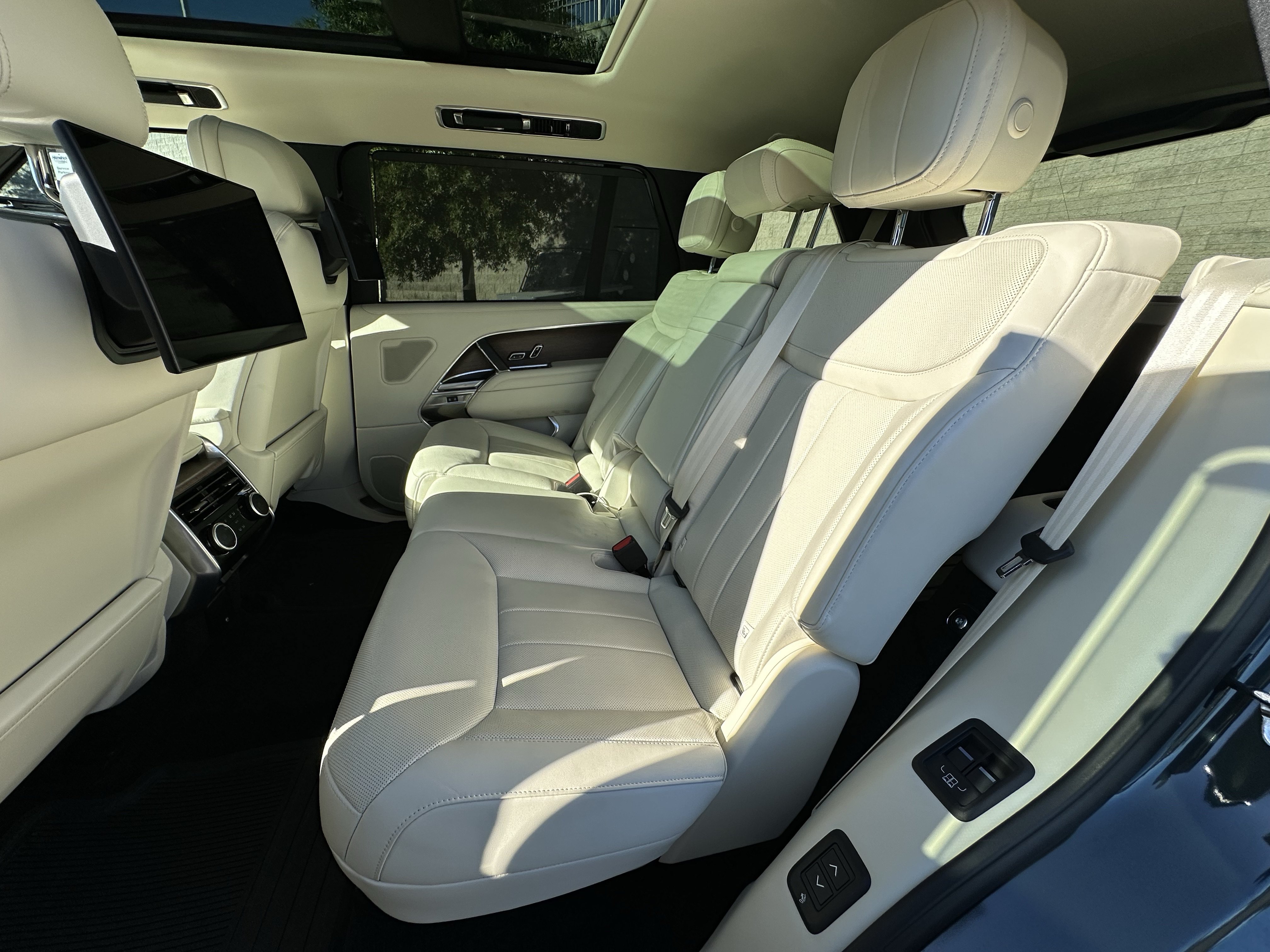 Certified 2024 Land Rover Range Rover Long Wheelbase SE AWD/4WD image 30