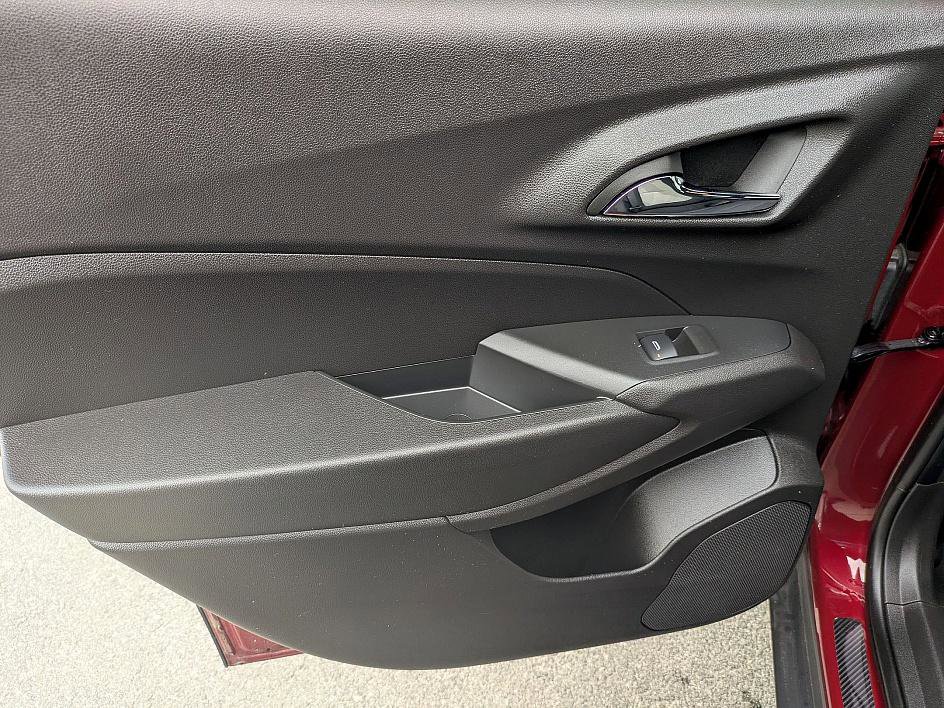 Certified 2025 Chevrolet Trax RS w/ Sunroof Package image 25