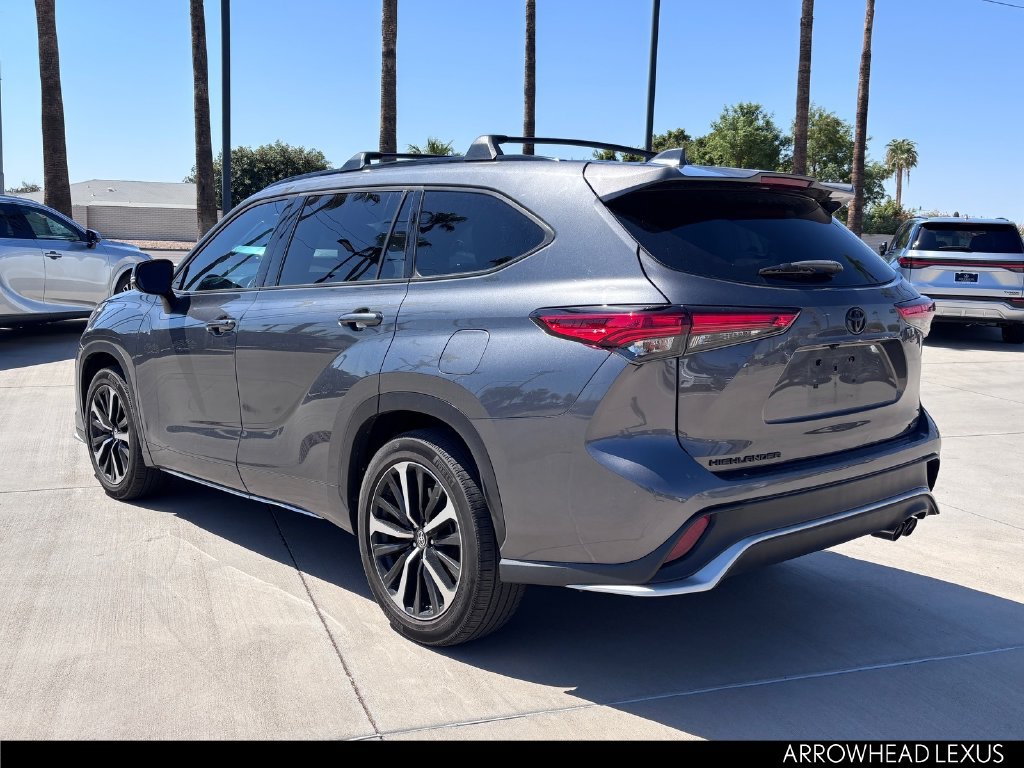Used 2021 Toyota Highlander XSE FWD image 4