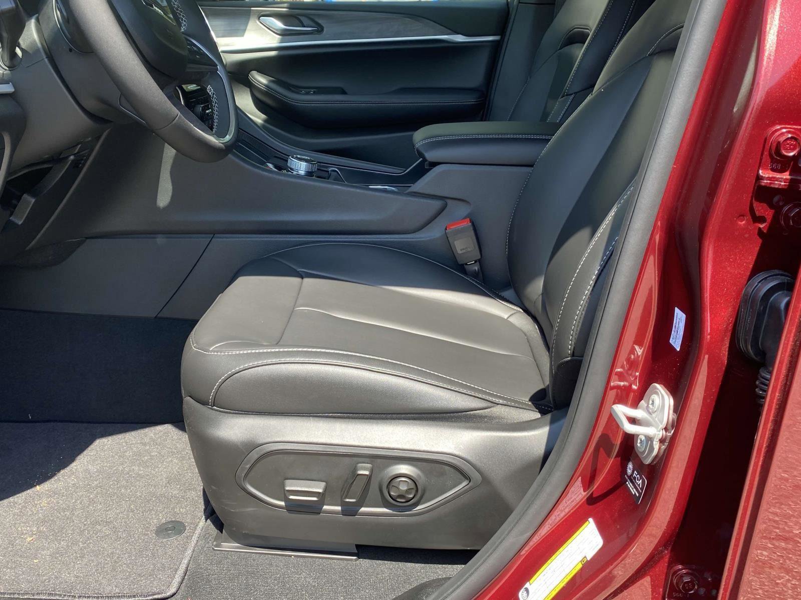 New 2025 Jeep Grand Cherokee Limited w/ Black Appearance Package image 8