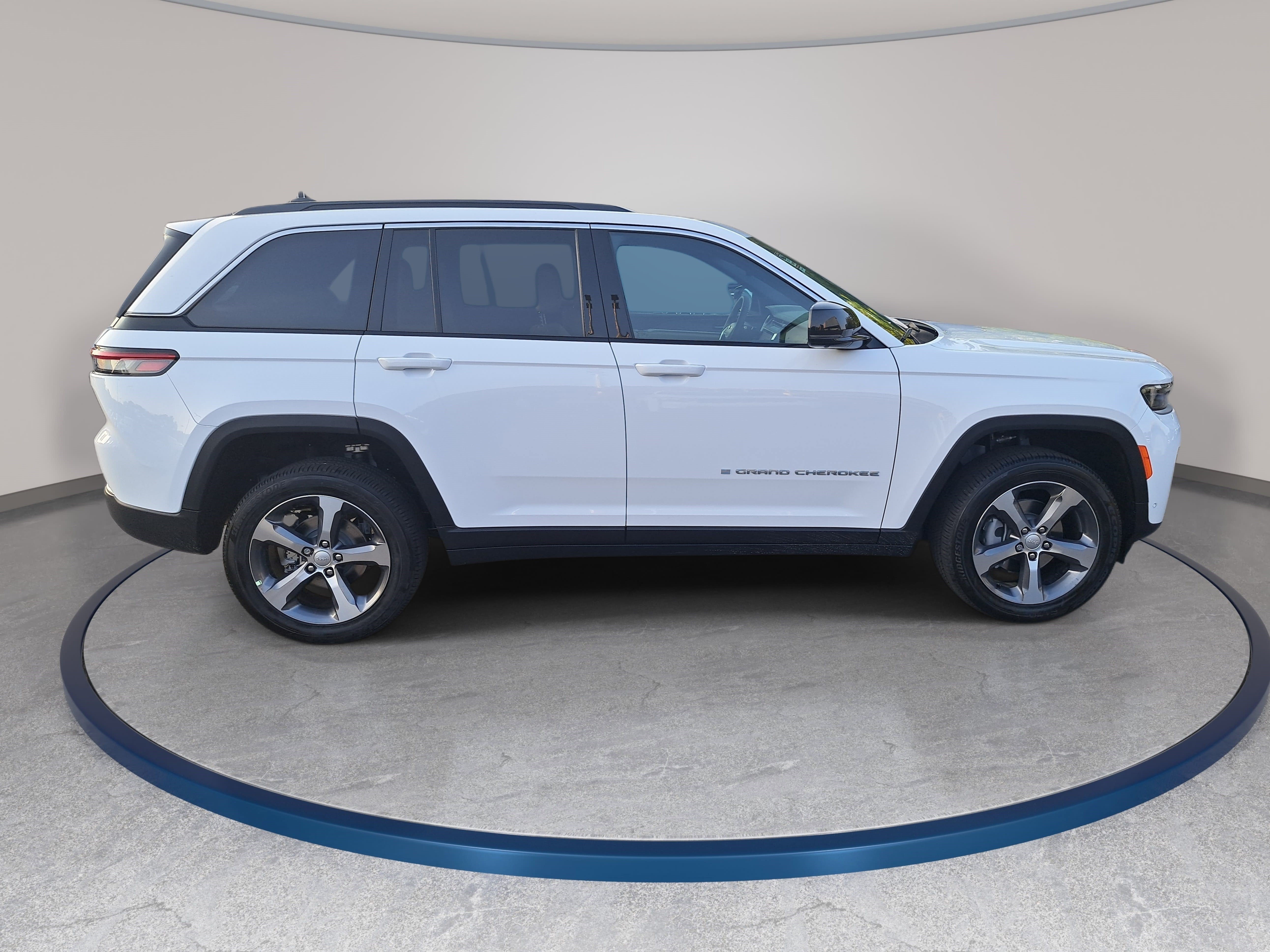 New 2026 Jeep Grand Cherokee Limited w/ Luxury Tech Group II AWD/4WD image 4