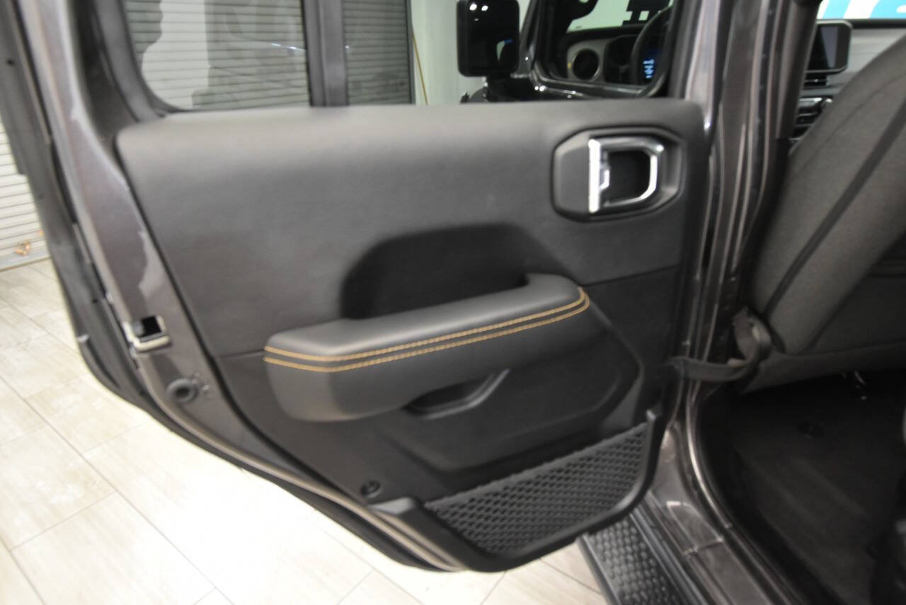 Used 2025 Jeep Wrangler Unlimited Sahara AWD/4WD image 15