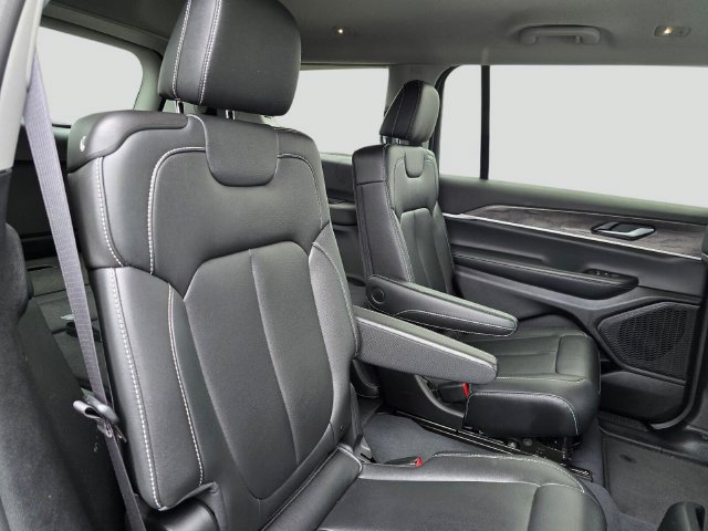 Used 2023 Jeep Grand Cherokee L Limited AWD/4WD image 12
