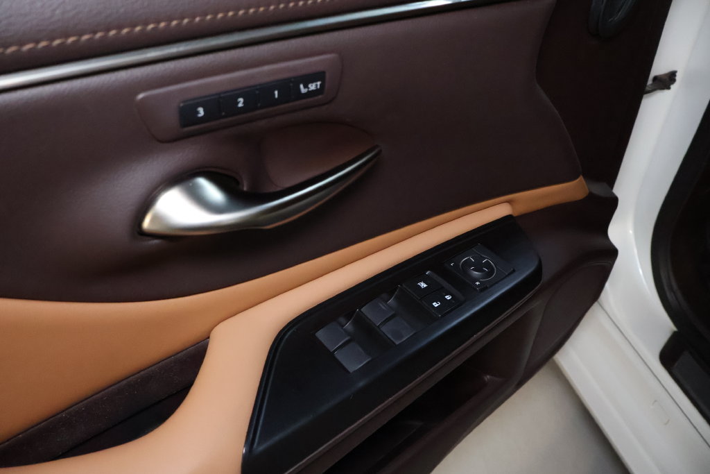 Used 2019 Lexus ES 350 w/ Premium Package FWD image 13