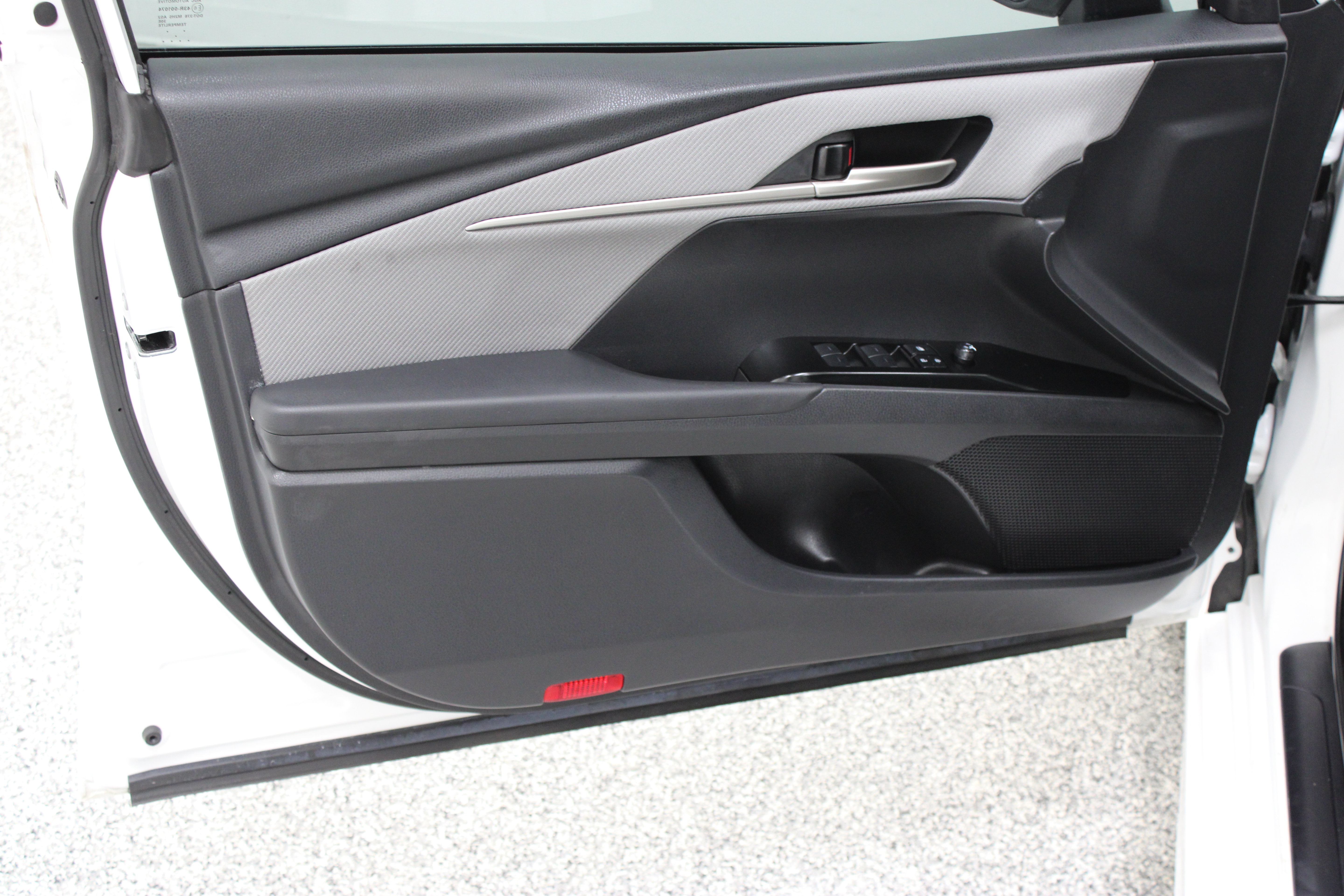 Used 2025 Toyota Camry SE w/ Convenience Package FWD image 12