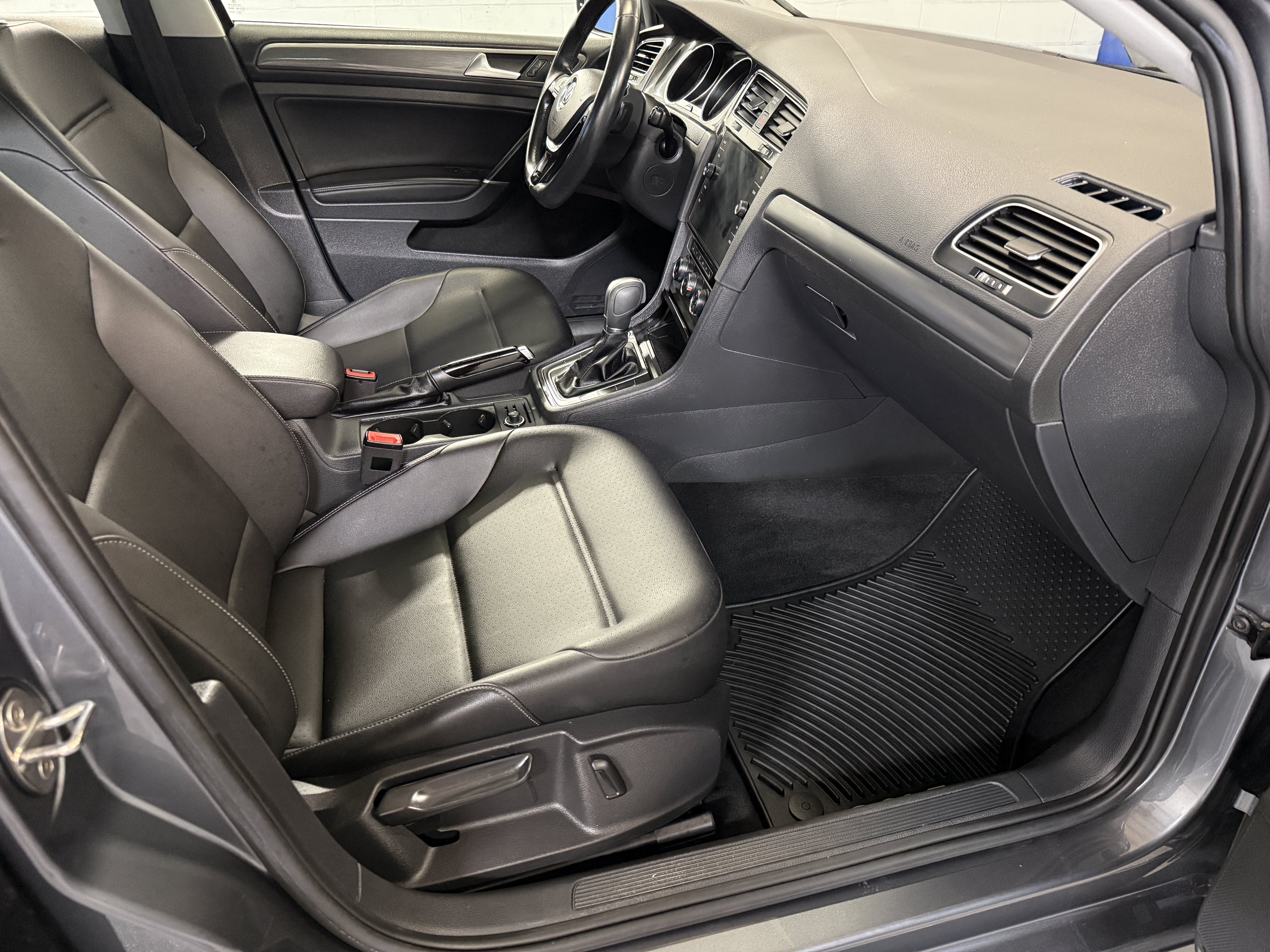 Used 2018 Volkswagen Golf SE FWD image 23