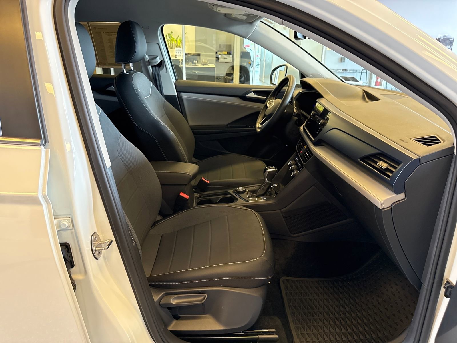 Certified 2024 Volkswagen Taos SE image 42