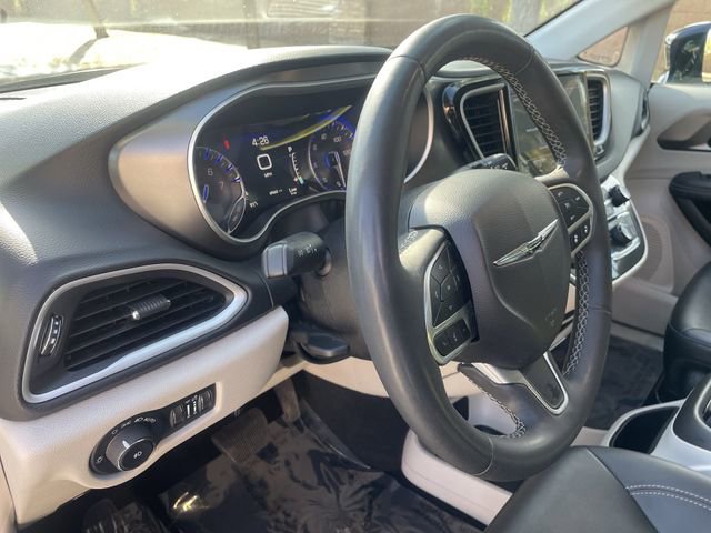 Used 2024 Chrysler Pacifica Touring-L FWD image 10
