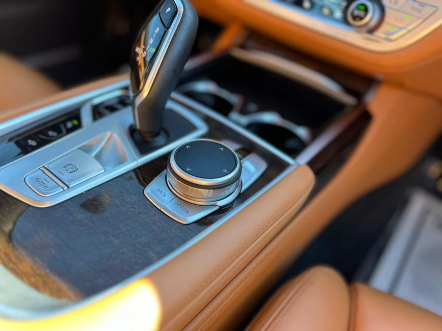 Used 2022 BMW 750i xDrive w/ M Sport Package image 21