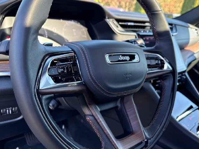 Used 2025 Jeep Grand Cherokee L Summit w/ Obsidian Package AWD/4WD image 16