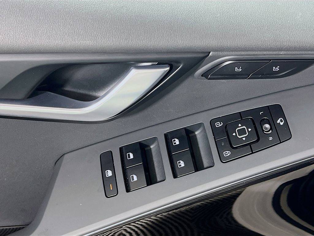 Used 2023 Kia Niro SX Touring FWD image 17