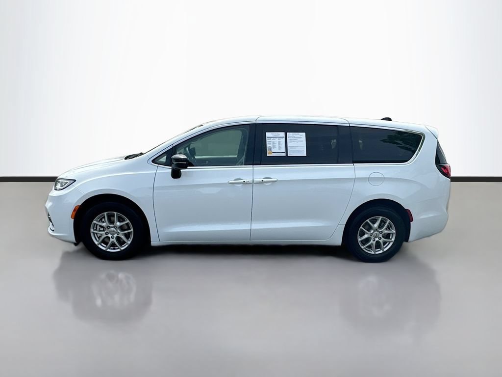 Used 2024 Chrysler Pacifica Touring-L FWD image 4
