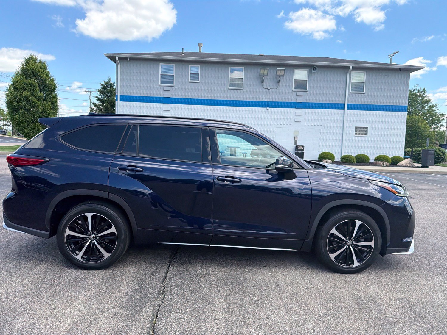 Used 2021 Toyota Highlander XSE FWD image 6