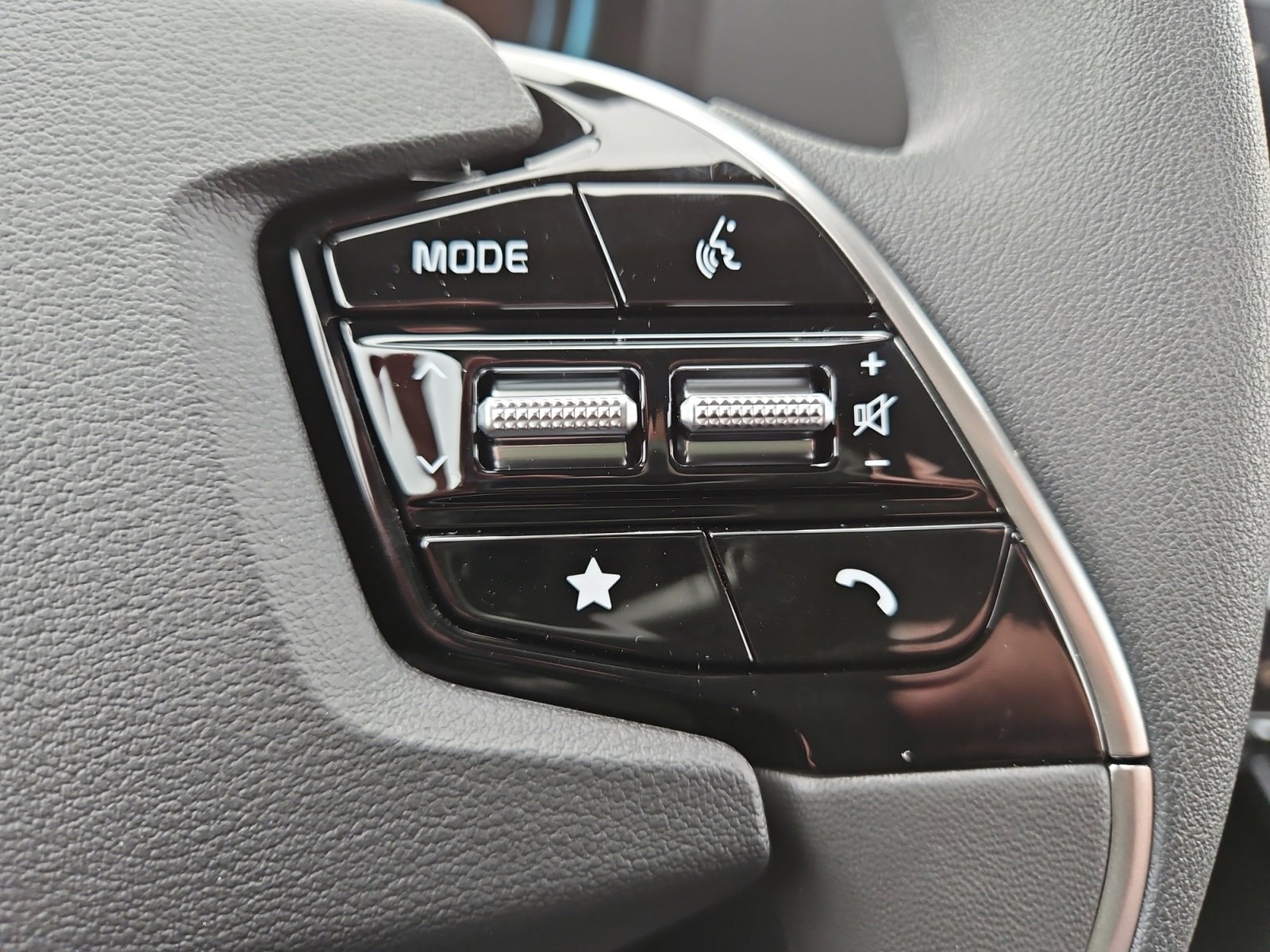 Used 2025 Kia Niro LX image 26