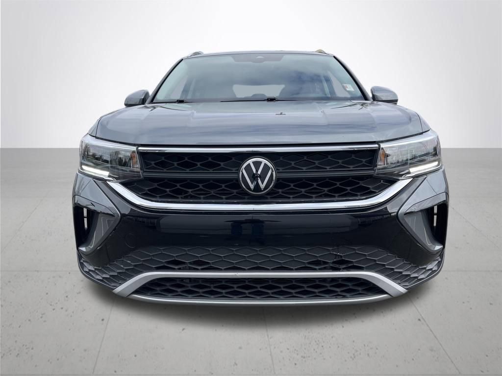 Used 2023 Volkswagen Taos SE w/ Panoramic Sunroof Package FWD image 2
