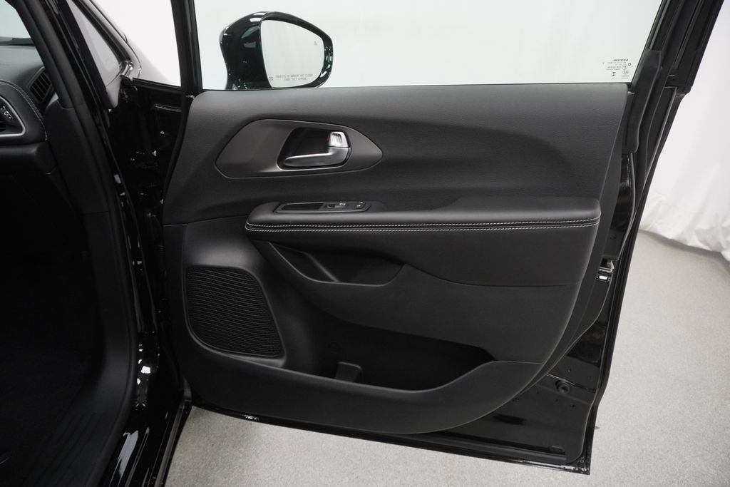New 2027 Chrysler Pacifica Limited AWD/4WD image 32
