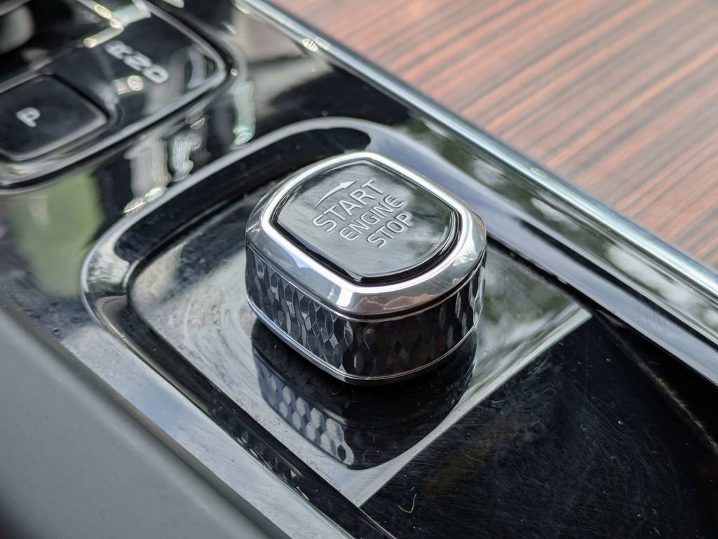 Certified 2023 Volvo XC60 B5 Ultimate AWD/4WD image 40