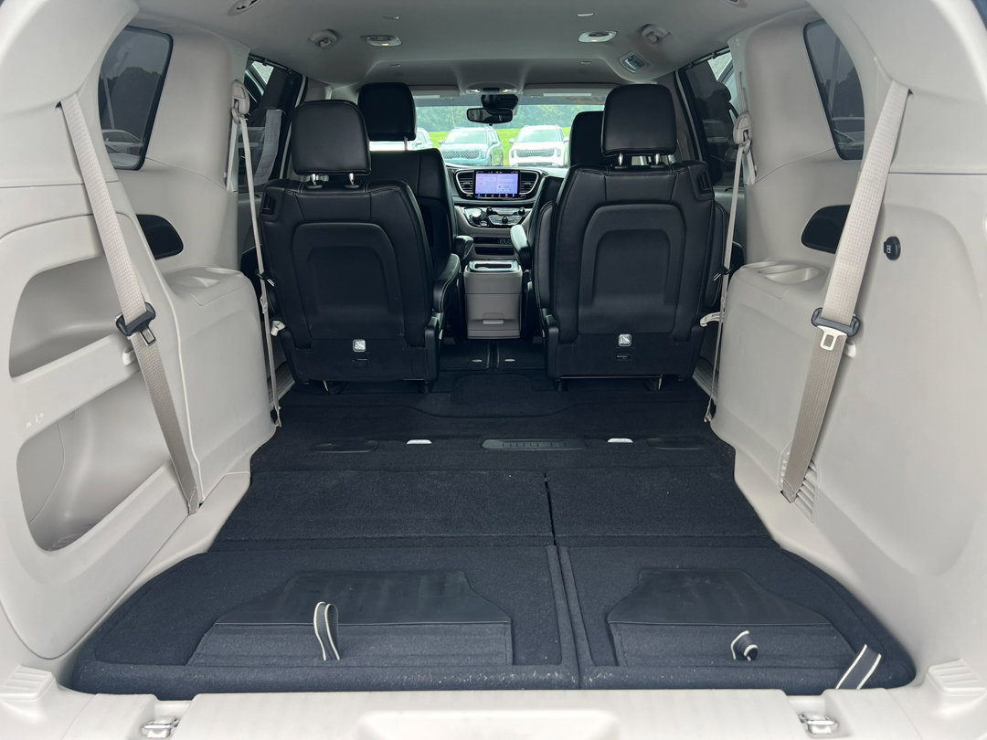 Used 2023 Chrysler Pacifica Touring-L image 6