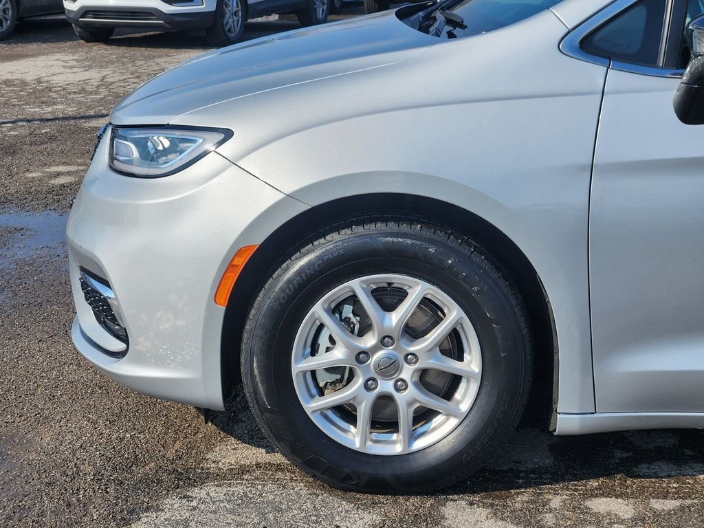 Used 2024 Chrysler Pacifica Touring-L FWD image 8