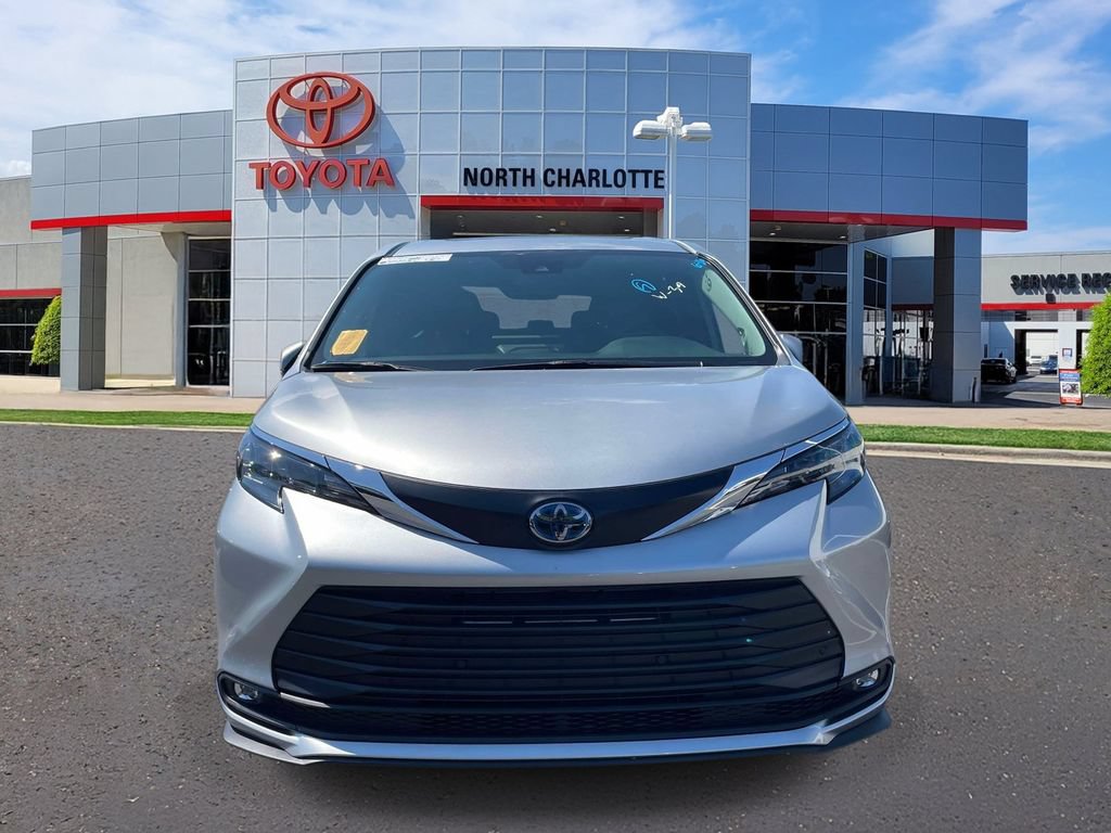Used 2025 Toyota Sienna XLE w/ XLE Plus Package FWD image 3