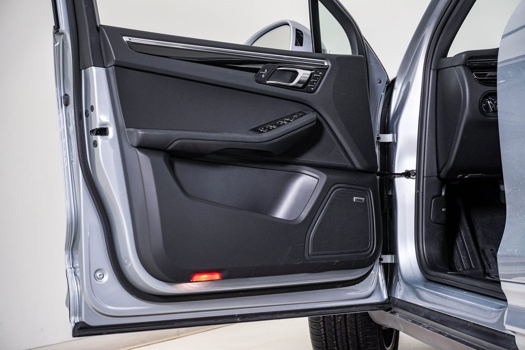 Certified 2025 Porsche Macan image 25
