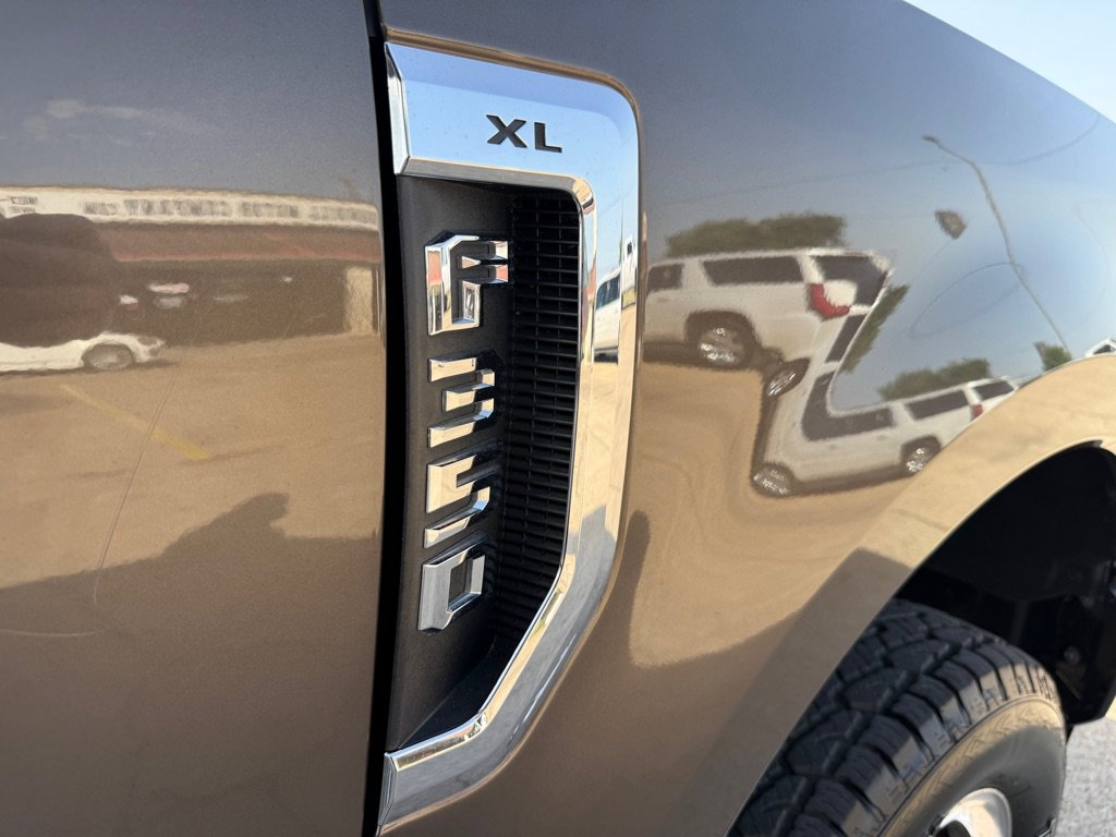 Used 2017 Ford F350 4x4 Crew Cab DRW Super Duty image 9