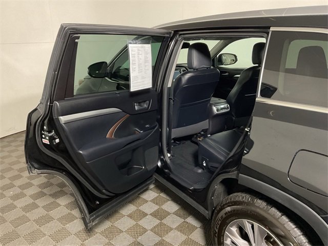 Used 2015 Toyota Highlander XLE image 26