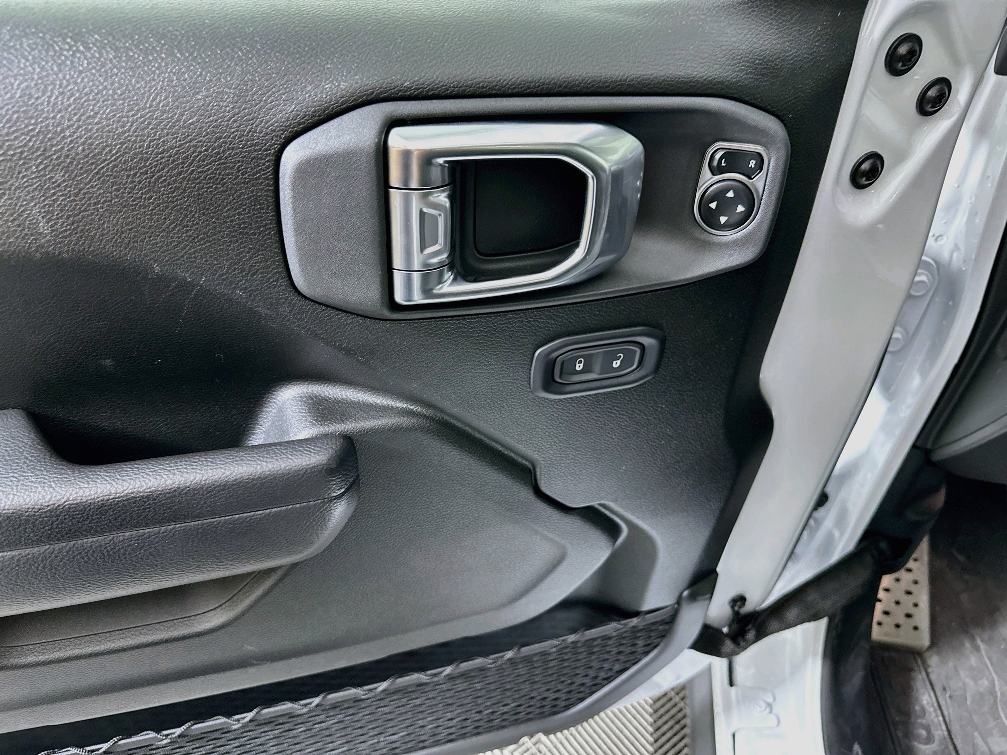 Used 2025 Jeep Wrangler Sport AWD/4WD image 15